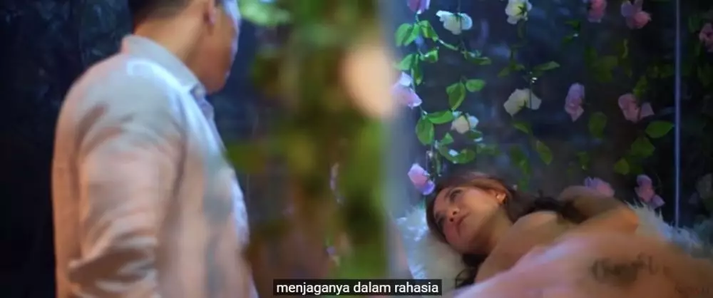 Adegan mesra klip Mencari Cinta © 2021 brilio.net