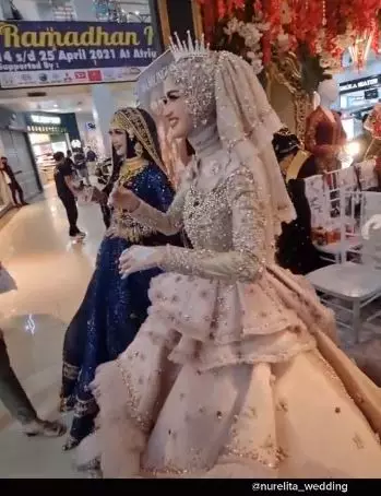 manusia kerja jadi manekin TikTok