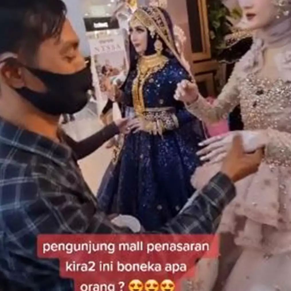 Viral orang kerja jadi manekin, susah tahan tawa pas digoda pengunjung