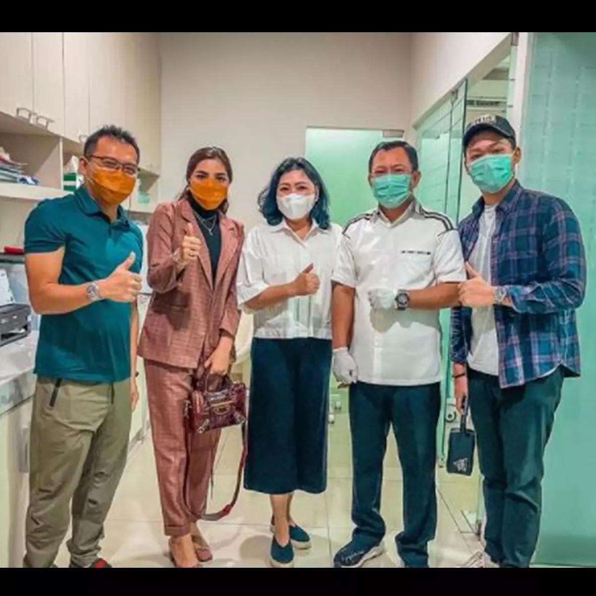 7 Momen keluarga Ashanty suntik vaksin, ekspresi Anang curi perhatian