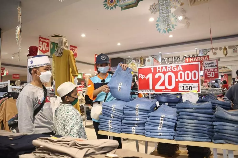 Glenca Chysara belanjakan anak yatim © 2021 brilio.net Glenca Chysara belanjakan anak yatim © 2021 brilio.net