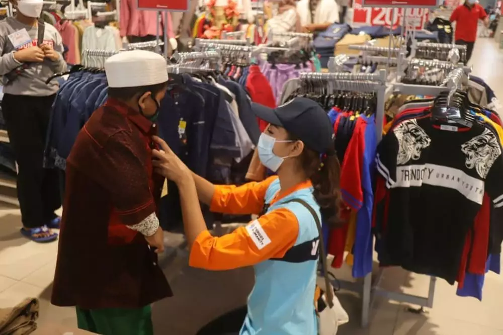 Glenca Chysara belanjakan anak yatim © 2021 brilio.net Glenca Chysara belanjakan anak yatim © 2021 brilio.net