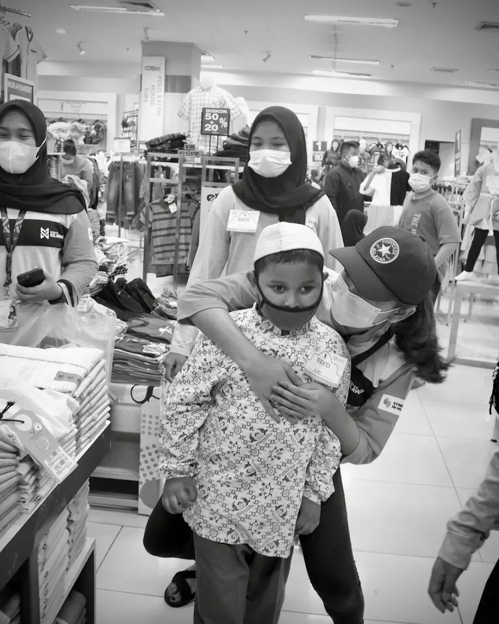 Glenca Chysara belanjakan anak yatim © 2021 brilio.net Glenca Chysara belanjakan anak yatim © 2021 brilio.net