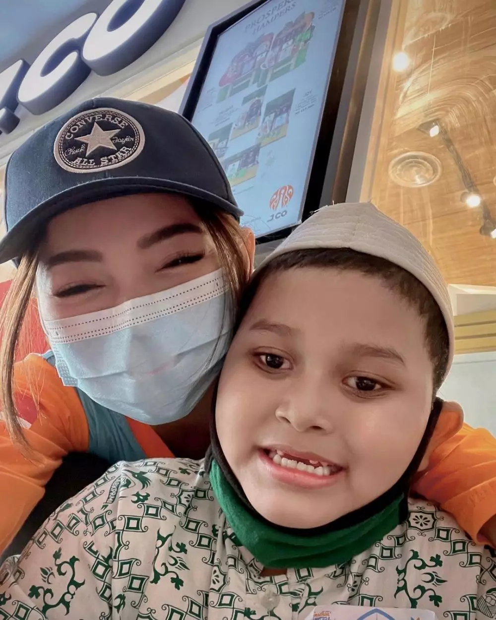 Glenca Chysara belanjakan anak yatim © 2021 brilio.net Glenca Chysara belanjakan anak yatim © 2021 brilio.net