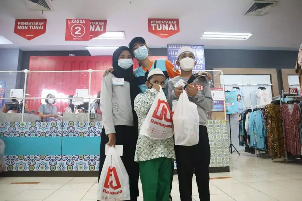 Glenca Chysara belanjakan anak yatim © 2021 brilio.net Glenca Chysara belanjakan anak yatim © 2021 brilio.net