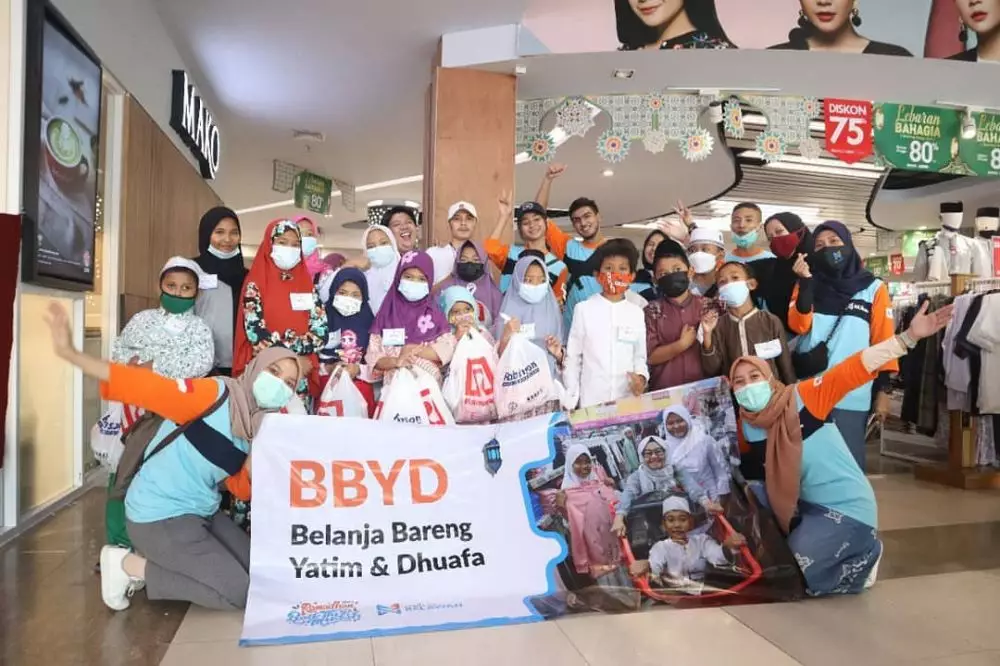 Glenca Chysara belanjakan anak yatim © 2021 brilio.net Glenca Chysara belanjakan anak yatim © 2021 brilio.net