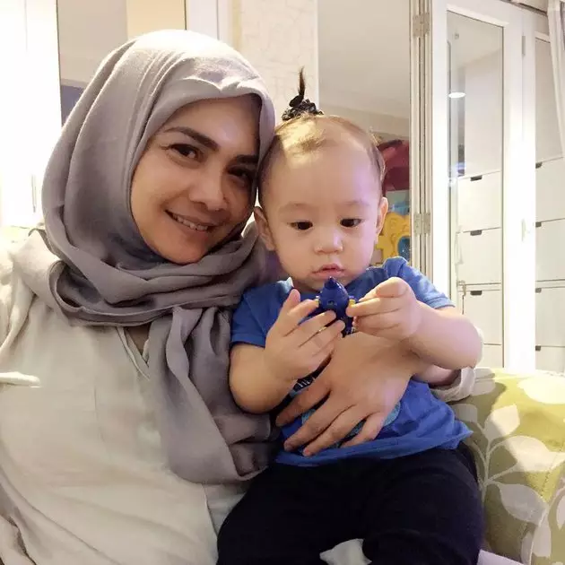 gaya Rieta Amilia dan Amy Qanita momong Rafathar © 2021 brilio.net gaya Rieta Amilia dan Amy Qanita momong Rafathar © 2021 brilio.net