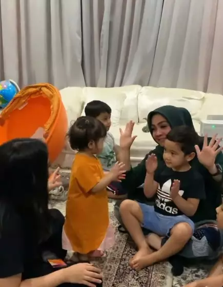 gaya Rieta Amilia dan Amy Qanita momong Rafathar © 2021 brilio.net gaya Rieta Amilia dan Amy Qanita momong Rafathar © 2021 brilio.net