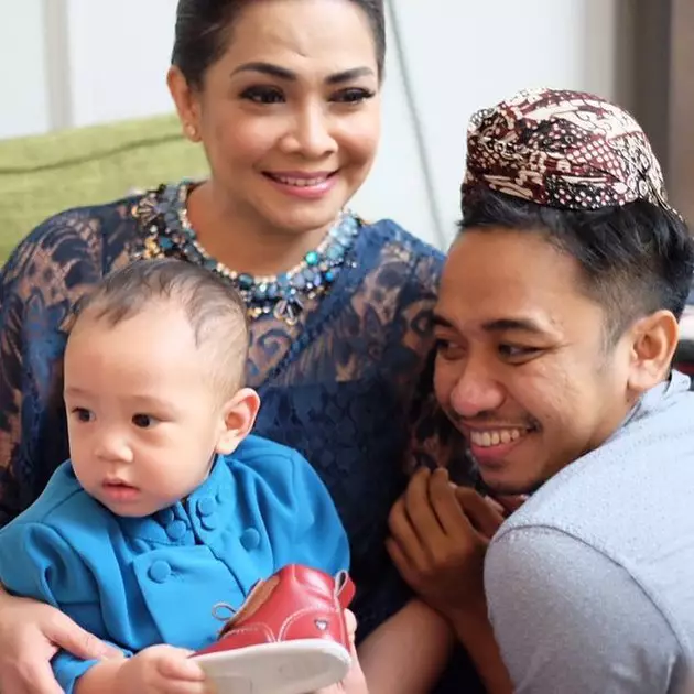gaya Rieta Amilia dan Amy Qanita momong Rafathar © 2021 brilio.net gaya Rieta Amilia dan Amy Qanita momong Rafathar © 2021 brilio.net