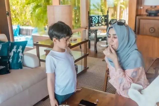 gaya Rieta Amilia dan Amy Qanita momong Rafathar © 2021 brilio.net gaya Rieta Amilia dan Amy Qanita momong Rafathar © 2021 brilio.net