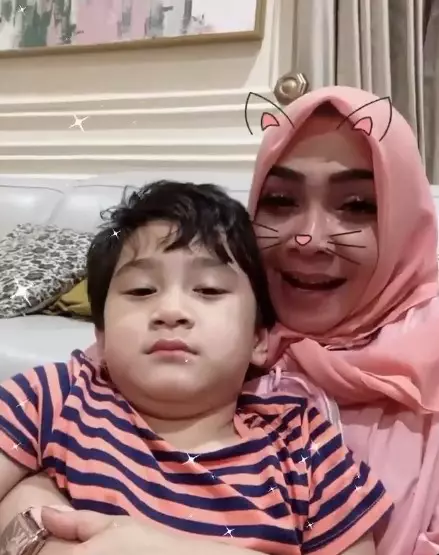 gaya Rieta Amilia dan Amy Qanita momong Rafathar © 2021 brilio.net gaya Rieta Amilia dan Amy Qanita momong Rafathar © 2021 brilio.net
