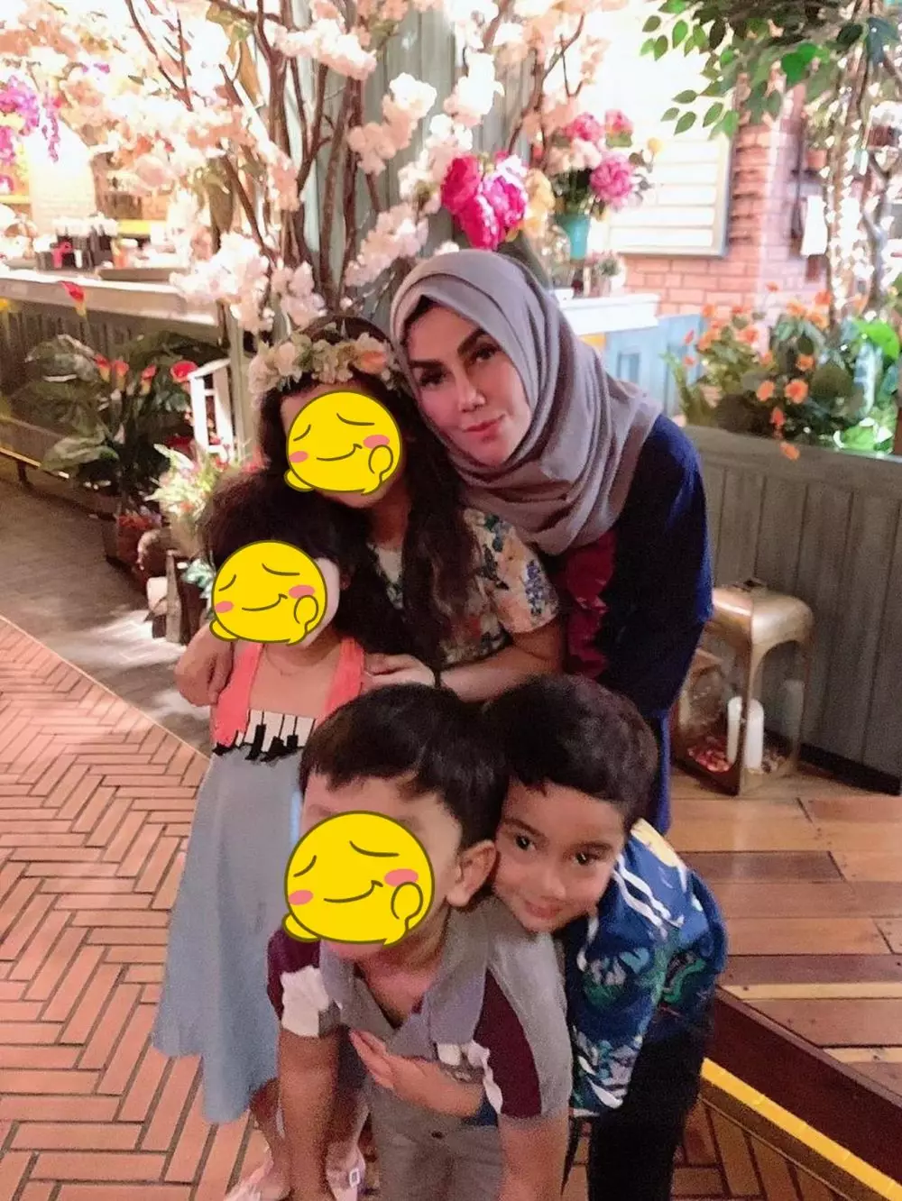 gaya Rieta Amilia dan Amy Qanita momong Rafathar © 2021 brilio.net gaya Rieta Amilia dan Amy Qanita momong Rafathar © 2021 brilio.net
