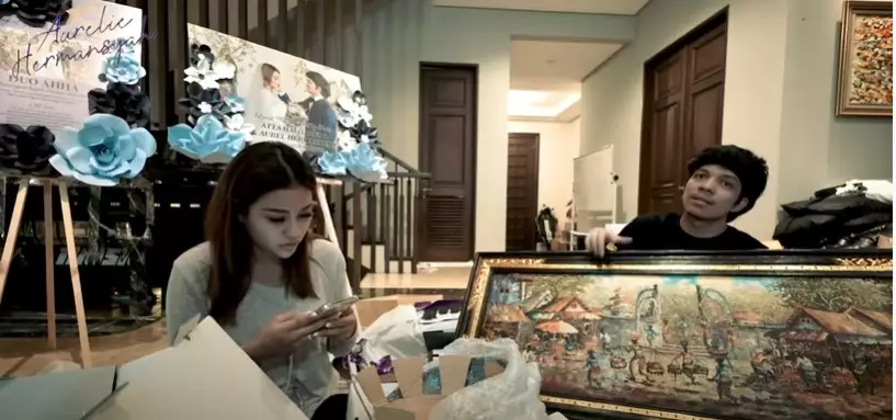 Momen Atta-Aurel buka kado dari fans ibu-ibu © YouTube/Aurelie Hermansyah Momen Atta-Aurel buka kado dari fans ibu-ibu © YouTube/Aurelie Hermansyah