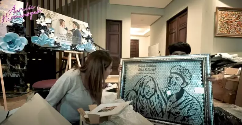 Momen Atta-Aurel buka kado dari fans ibu-ibu © YouTube/Aurelie Hermansyah Momen Atta-Aurel buka kado dari fans ibu-ibu © YouTube/Aurelie Hermansyah