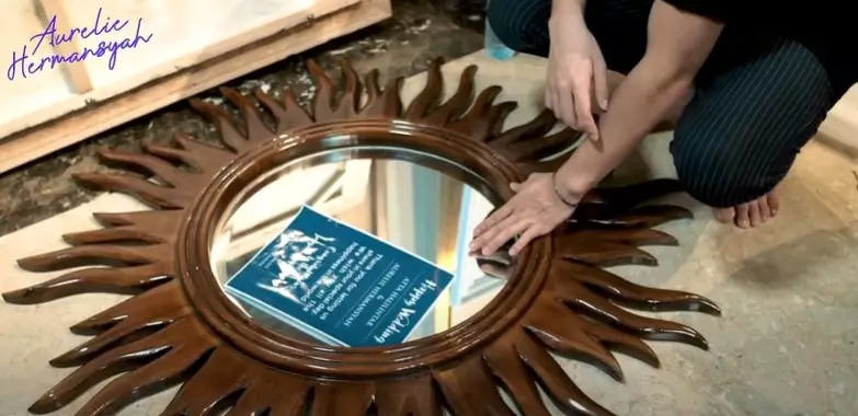 Momen Atta-Aurel buka kado dari fans ibu-ibu © YouTube/Aurelie Hermansyah Momen Atta-Aurel buka kado dari fans ibu-ibu © YouTube/Aurelie Hermansyah