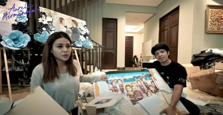 Momen Atta-Aurel buka kado dari fans ibu-ibu © YouTube/Aurelie Hermansyah Momen Atta-Aurel buka kado dari fans ibu-ibu © YouTube/Aurelie Hermansyah
