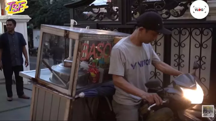 Shireen borong pedagang © YouTube