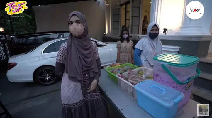 Shireen borong pedagang © YouTube