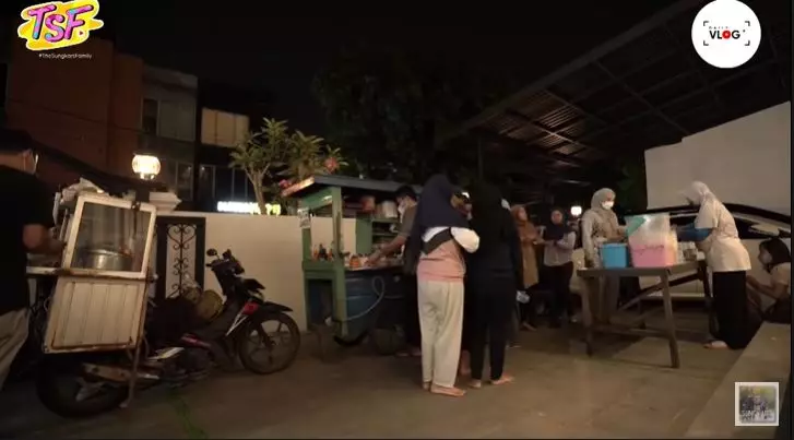 Shireen borong pedagang © YouTube