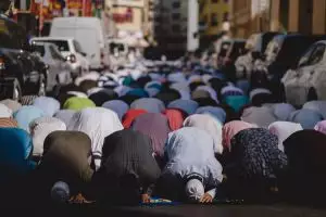 Tata cara sholat ghaib, lengkap dengan niat dan terjemahannya