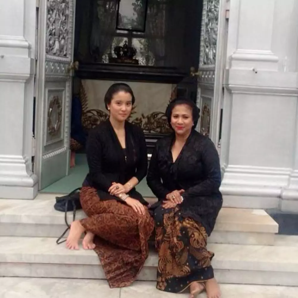 Potret Marcella Zalianty saat kenakan kebaya © 2021 brilio.net Potret Marcella Zalianty saat kenakan kebaya © 2021 brilio.net