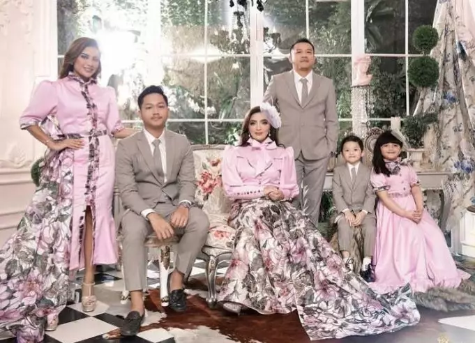 Potret hangat keluarga juri Indonesian Idol dari berbagai sumber