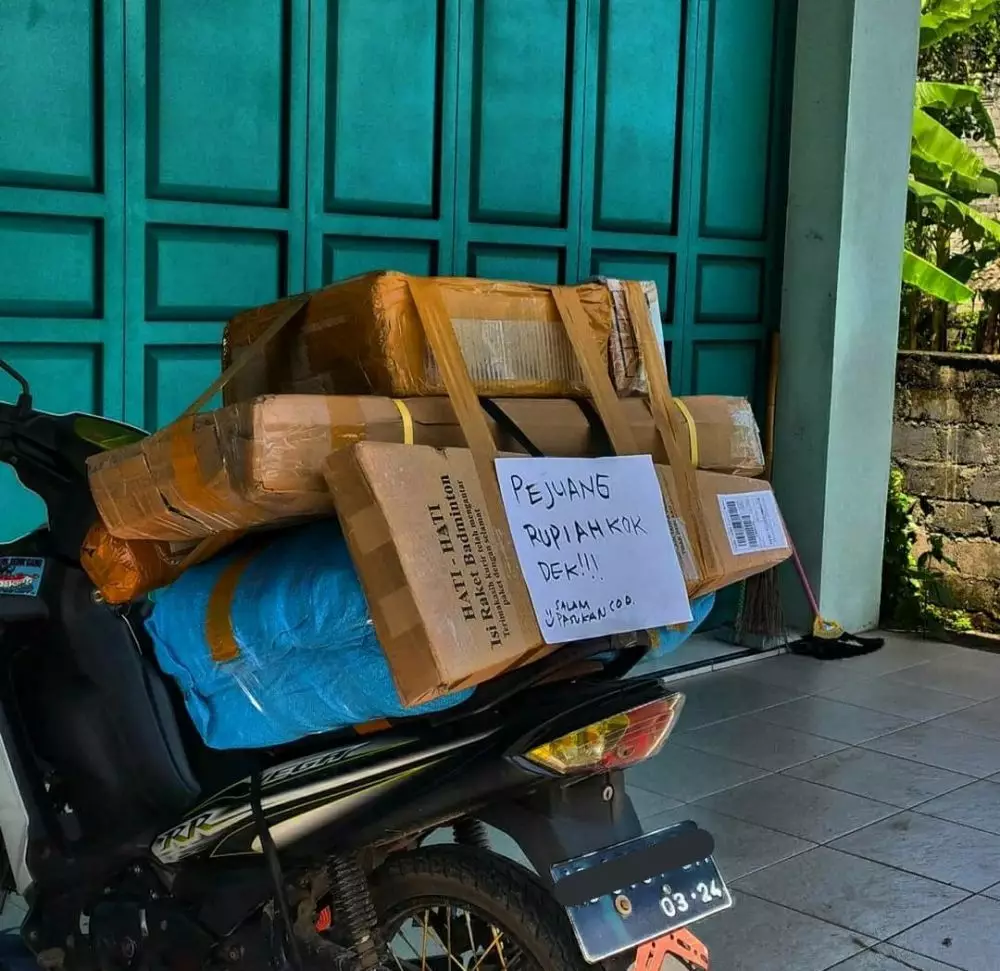 Tulisan di belakang motor kurir © berbagai sumber