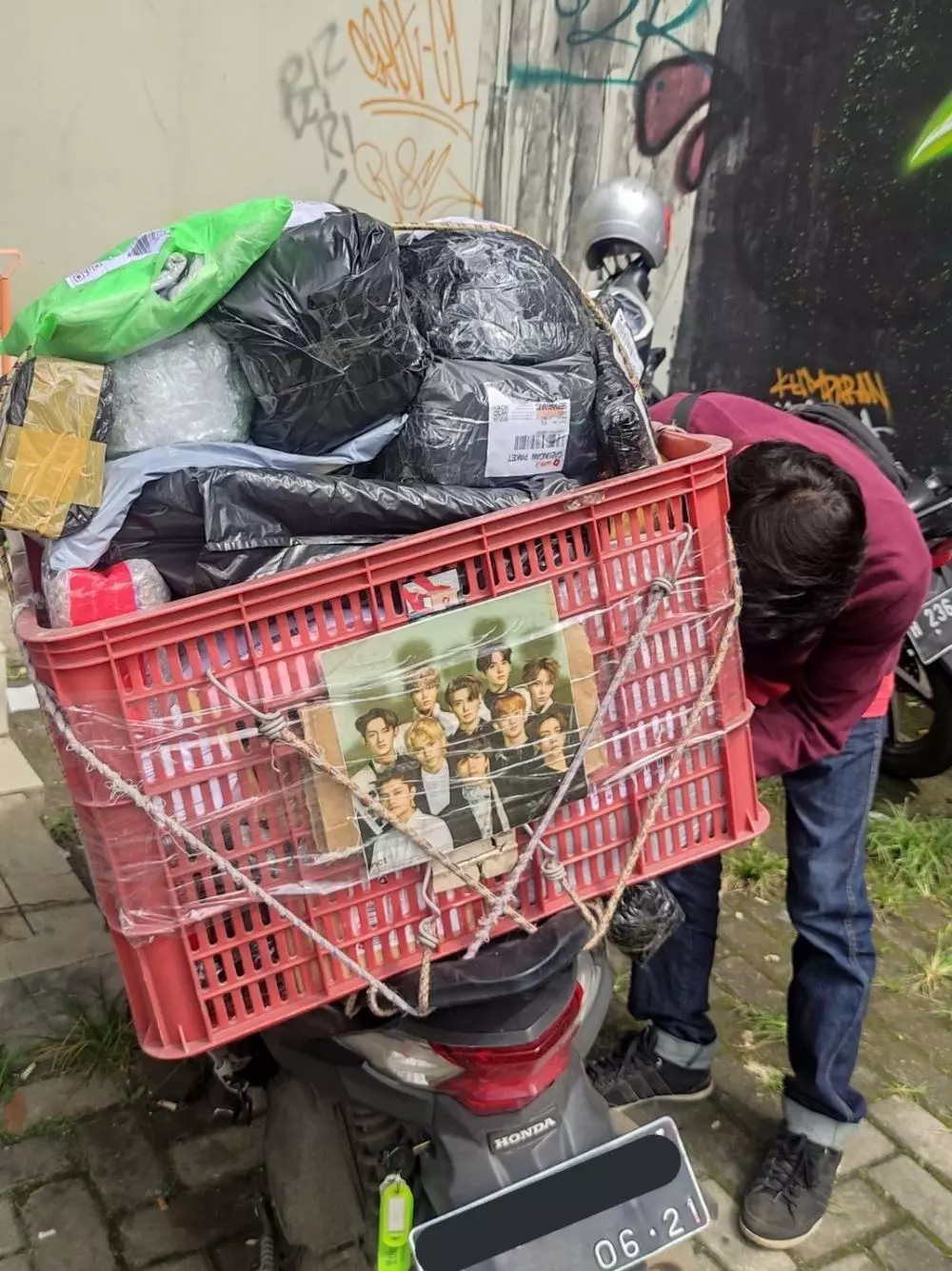 Tulisan di belakang motor kurir © berbagai sumber