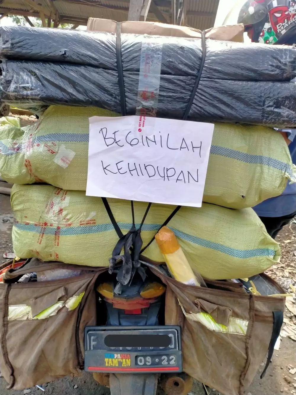 Tulisan di belakang motor kurir © berbagai sumber