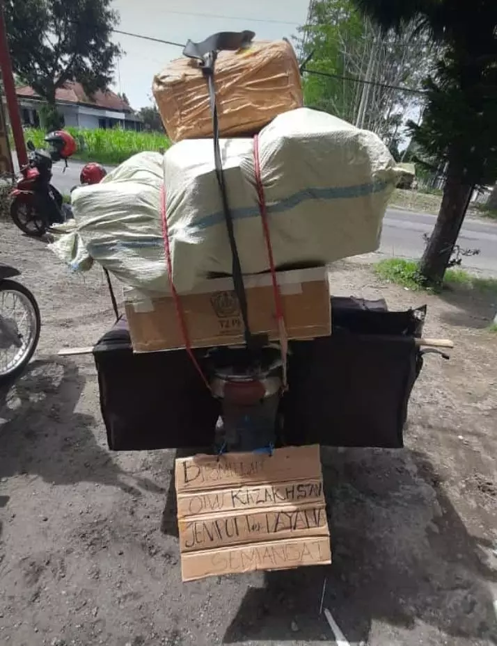 Tulisan di belakang motor kurir © berbagai sumber