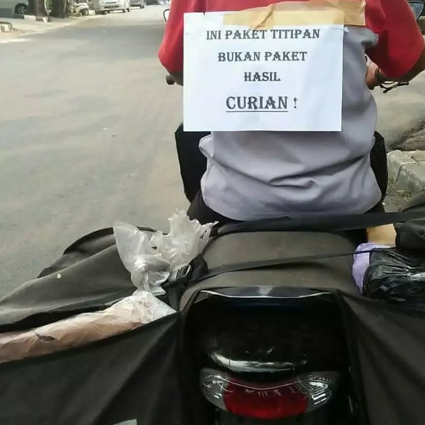 Tulisan di belakang motor kurir © berbagai sumber