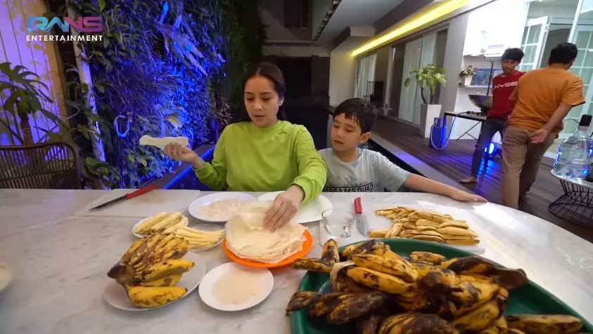 Momen Nagita Slavina bikin ratusan camilan dalam sehari Youtube/Rans Entertainment