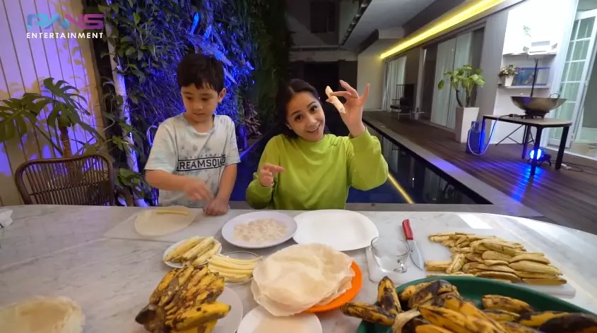 Momen Nagita Slavina bikin ratusan camilan dalam sehari Youtube/Rans Entertainment