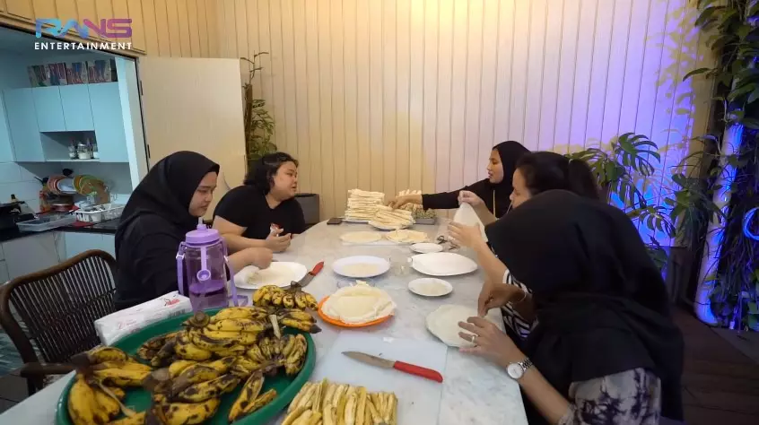 Momen Nagita Slavina bikin ratusan camilan dalam sehari Youtube/Rans Entertainment