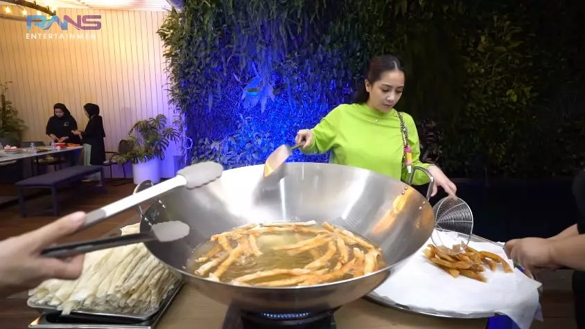 Momen Nagita Slavina bikin ratusan camilan dalam sehari Youtube/Rans Entertainment