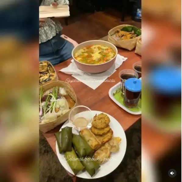 potret pemain Ikatan Cinta buka bersama © 2021 brilio.net potret pemain Ikatan Cinta buka bersama © 2021 brilio.net