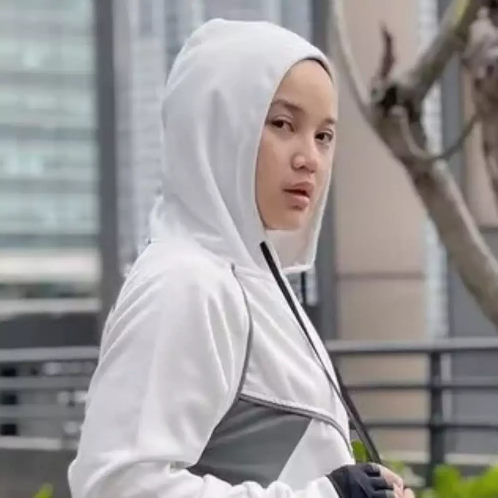 8 Gaya Chacha Frederica saat olahraga, hoodienya curi perhatian