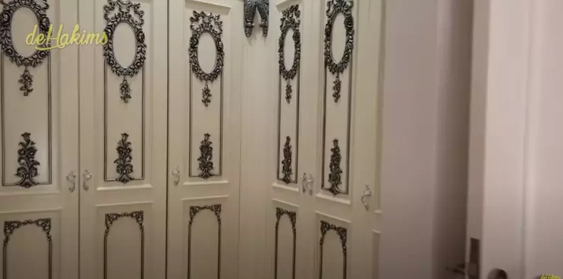 Potret walk in closet Iis Dahlia © berbagai sumber