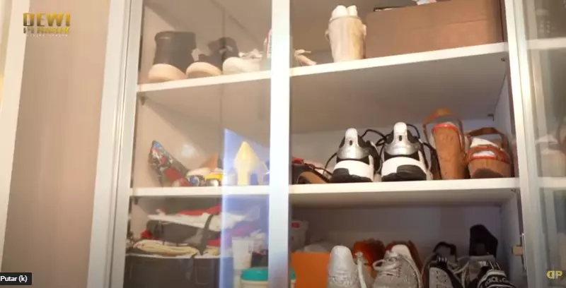 Potret walk in closet Iis Dahlia © berbagai sumber