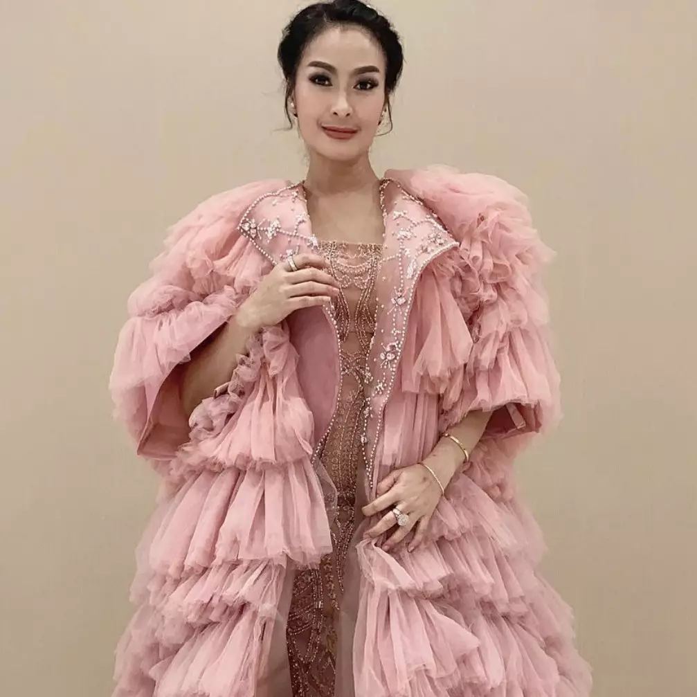 8 Potret walk in closet Iis Dahlia, penuh koleksi kostum manggung