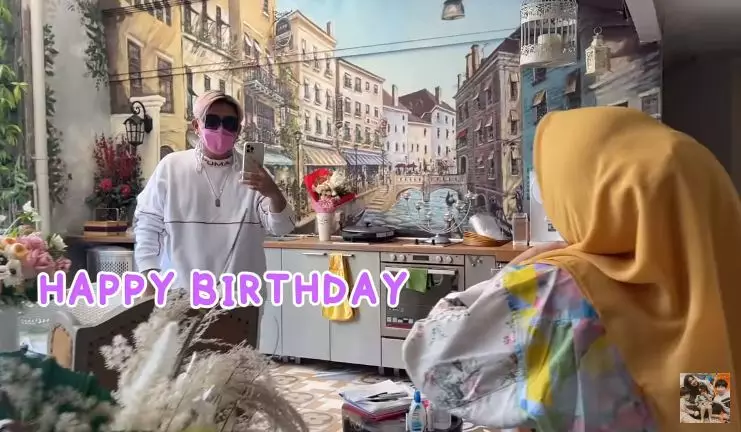 Momen Rieta Amilia tunjukkan kado ultah © YouTube/Mama Rieta