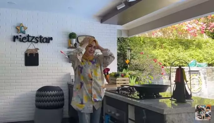 Momen Rieta Amilia tunjukkan kado ultah © YouTube/Mama Rieta