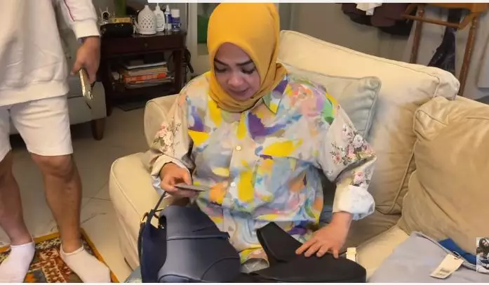 Momen Rieta Amilia tunjukkan kado ultah © YouTube/Mama Rieta