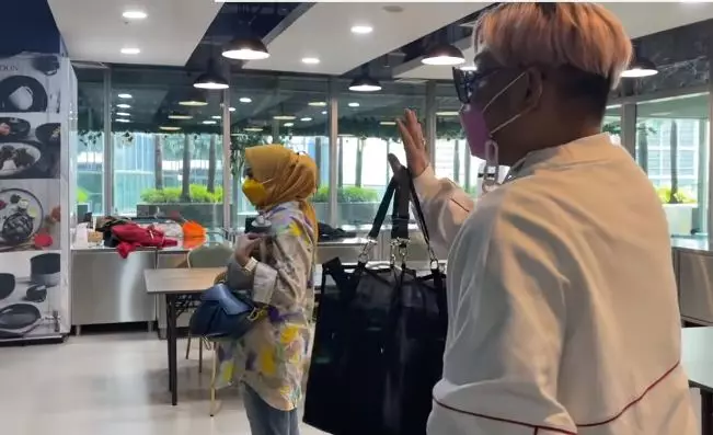 Momen Rieta Amilia tunjukkan kado ultah © YouTube/Mama Rieta