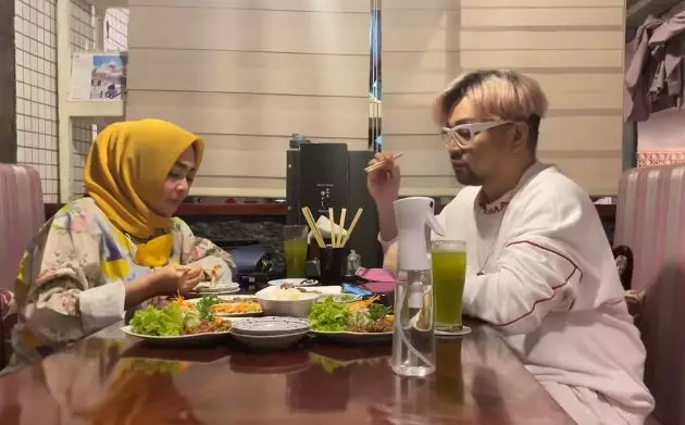 Momen Rieta Amilia tunjukkan kado ultah © YouTube/Mama Rieta