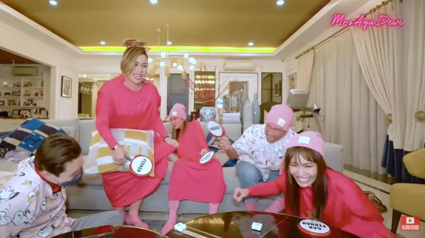 Momen reuni Geng Menteri Ceria YouTube/MrsAyuDewi Momen reuni Geng Menteri Ceria YouTube/MrsAyuDewi