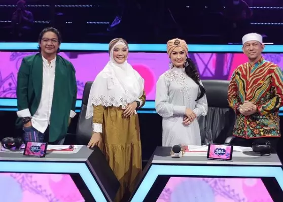 iis dahlia mengenakan kaftan dan turban © 2021 brilio.net iis dahlia mengenakan kaftan dan turban © 2021 brilio.net