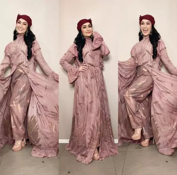 iis dahlia mengenakan kaftan dan turban © 2021 brilio.net iis dahlia mengenakan kaftan dan turban © 2021 brilio.net