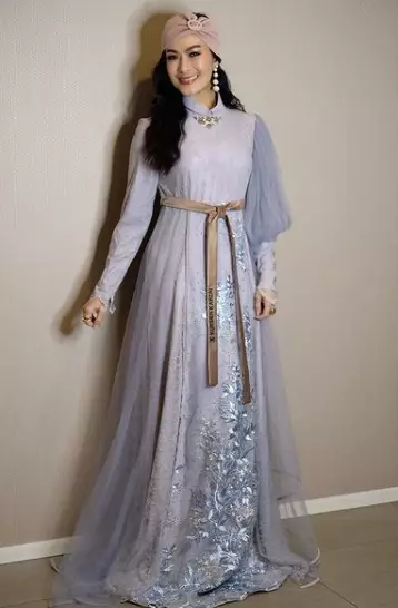 iis dahlia mengenakan kaftan dan turban © 2021 brilio.net iis dahlia mengenakan kaftan dan turban © 2021 brilio.net
