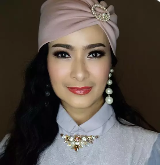 iis dahlia mengenakan kaftan dan turban © 2021 brilio.net iis dahlia mengenakan kaftan dan turban © 2021 brilio.net